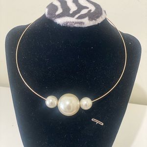 Gold choker with pearls